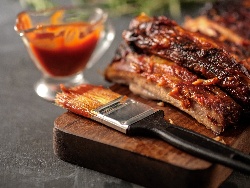 Свински ребра мариновани в мед, соев сос и доматено пюре печени на фурна - снимка на рецептата